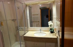 ein Badezimmer mit Waschbecken und Dusche in der Unterkunft Casa da Senra in Vila do Conde + 21 Fotos