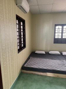 una camera con un letto nell'angolo di una stanza di Sun Moon Home 3 a Phan Thiet