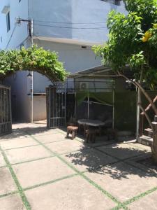 un rifugio verde con una panchina in un cortile di Sun Moon Home 3 a Phan Thiet