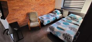 Łóżko lub łóżka w pokoju w obiekcie M Hostel