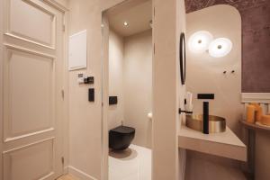 Ein Badezimmer in der Unterkunft Zenith Premium Suites
