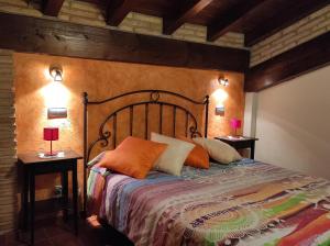 una camera da letto con un letto grande con due comodini di Casa rural Urederra 1 y 2, en Baquedano, donde inicia la ruta del Nacedero del Urederra a Baquedano