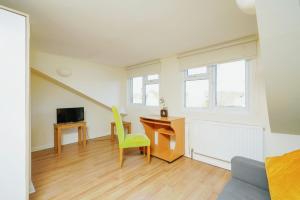 a room with a desk and a computer and a chair at Temple Apartment by Beds Away in Oxford