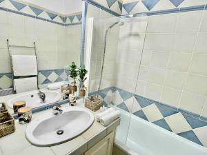 圖盧茲的住宿－Metz by Yumē，浴室配有水槽、淋浴和浴缸。