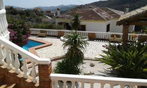 een balkon van een huis met een zwembad bij Villa Las Campanas in Periana