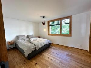 Un pat sau paturi într-o cameră la Stylish chalet w/Sauna: Alpine escape