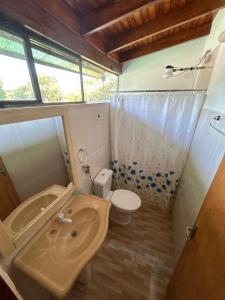 y baño con bañera, aseo y lavamanos. en Hostal La Calma en Puerto Iguazú