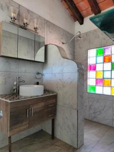 baño con lavabo y vidriera en Amaria Villas en Puerto Vallarta