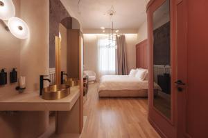 Ein Bett oder Betten in einem Zimmer der Unterkunft Zenith Premium Suites