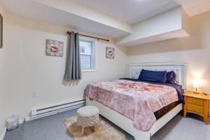 een slaapkamer met een bed en een raam bij Comfortable Elizabeth Retreat about 16 Mi to Manhattan in Elizabeth