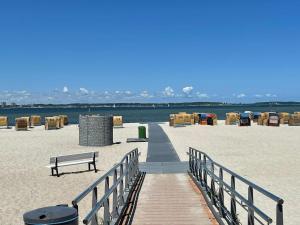 ラーボエにあるLaboe & Probstei erlebenのビーチの遊歩道(ベンチ、椅子付)