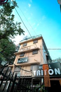 um edifício com um sinal na lateral em Hotel Sion TriTon - Sion Mumbai Hotels em Mumbai