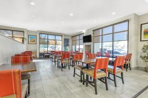 מסעדה או מקום אחר לאכול בו ב-Comfort Suites Nacogdoches