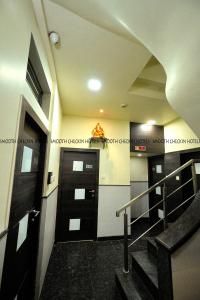 um corredor com uma porta e escadas num edifício em Hotel Sion TriTon - Sion Mumbai Hotels em Mumbai