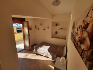 a small bedroom with a bed and a mirror at La Dolce Sosta in Campagnano di Roma