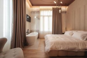 Ein Bett oder Betten in einem Zimmer der Unterkunft Zenith Premium Suites