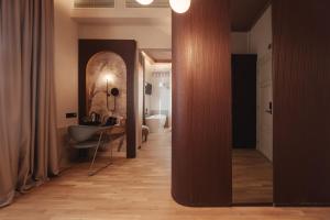 pasillo con baño con lavabo y espejo en Zenith Premium Suites, en Tesalónica