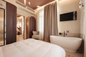 Ein Bett oder Betten in einem Zimmer der Unterkunft Zenith Premium Suites