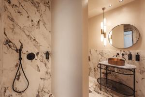 Ein Badezimmer in der Unterkunft Zenith Premium Suites