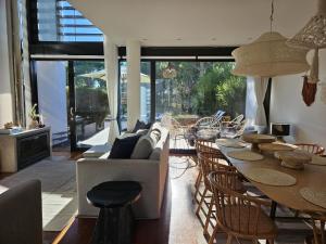 - un salon avec un canapé, une table et des chaises dans l'établissement Pool Beach & Golf Troia Reserve V3, à Grândola