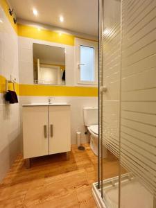 een badkamer met een toilet, een wastafel en een douche bij Precioso y céntrico apartamento de playa in Fuengirola