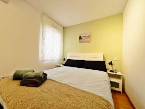 een slaapkamer met een groot wit bed en een raam bij Precioso y céntrico apartamento de playa in Fuengirola