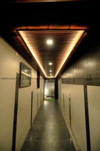 um corredor num edifício com um longo corredor em Hotel Sion TriTon - Sion Mumbai Hotels em Mumbai