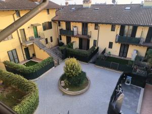 an overhead view of a courtyard of a building at Incantevole Mansardato 75mq vicino a BGY in Zanica