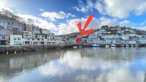 a view of a river with houses and boats at As Used On BBC1s BEYOND PARADISE - Prospect House is TWO PRIVATE APARTMENTS in this 17th CENTURY COTTAGE - Apartment 2 has a KIDS CABIN BUNK ROOM - Book both apartments for ONE LARGE HOUSE with Connecting Door In Lobby - PUBLIC PARKING OUTSIDE in Looe
