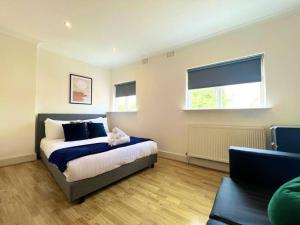 a bedroom with a bed and a couch at Crouch End- 1 Bed Apartment in London