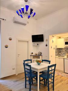 uma cozinha e sala de jantar com mesa e cadeiras em ERIC'S HOUSE em Salerno