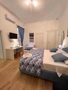 um quarto com uma cama grande e uma secretária em ERIC'S HOUSE em Salerno