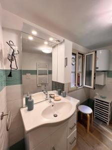 a bathroom with a sink and a mirror at ERIC'S HOUSE in Salerno