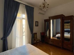 een slaapkamer met een spiegel, een bed en een raam bij B&B Casalessandrini in Bologna +30 foto's