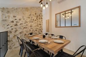 a dining room with a wooden table and chairs at Soleil & Convivialité à Saint-Paul 8P in Saint Paul de Vence