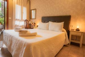 a bedroom with a bed with two towels on it at La Asomada del Gato in La Laguna