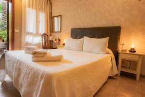 een slaapkamer met een bed met twee handdoeken erop bij La Asomada del Gato in La Laguna