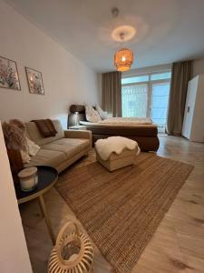uma sala de estar com um sofá e uma mesa em Apartment Traumfänger em Wilhelmshaven