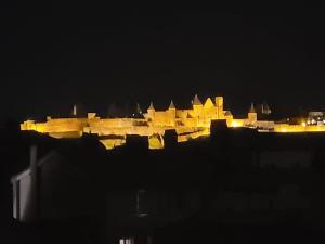 - Vistas a la ciudad por la noche con luces en T3 Duplex - Vue sur toits & Cité, en Carcassonne