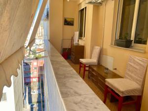 a room with a counter and two chairs and a window at Elbasan center family apartment n.42 in Elbasan