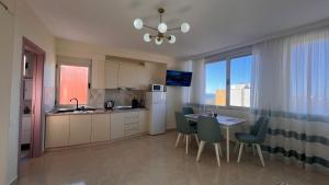 cocina y comedor con mesa y sillas en Ludmila Apartment, en Durrës