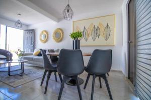 a living room with a table and chairs at Acogedora casa llena de vida in San Luis Potosí