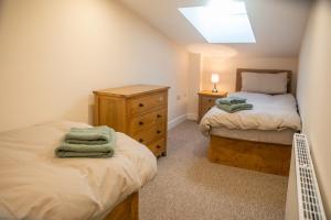 a bedroom with two twin beds and a skylight at Bears Court in Cheltenham