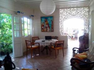 Χώρος καθιστικού στο Maison chaleureuse à Saint-Gilles les Bains, proche plage