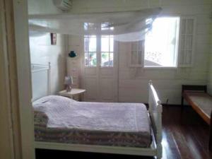 Ένα ή περισσότερα κρεβάτια σε δωμάτιο στο Maison chaleureuse à Saint-Gilles les Bains, proche plage
