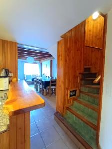 une cuisine avec un escalier et une salle à manger dans l'établissement Apart Hotel del Pellin, à San Martín de los Andes