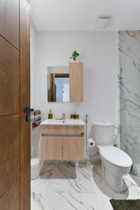 La salle de bains est pourvue de toilettes et d'un lavabo. dans l'établissement Appartement Charmant & Cozy - Centre ville de Rabat, à Rabat