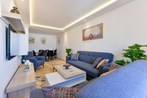 - un salon avec des canapés bleus et une table dans l'établissement Appartement Charmant & Cozy - Centre ville de Rabat, à Rabat