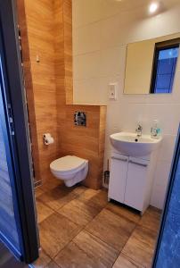 łazienka z toaletą i umywalką w obiekcie M Hostel w mieście Gliwice