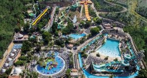 uma vista aérea de um parque de diversões com um parque aquático em Luxury Romantic Ocean View em Adeje